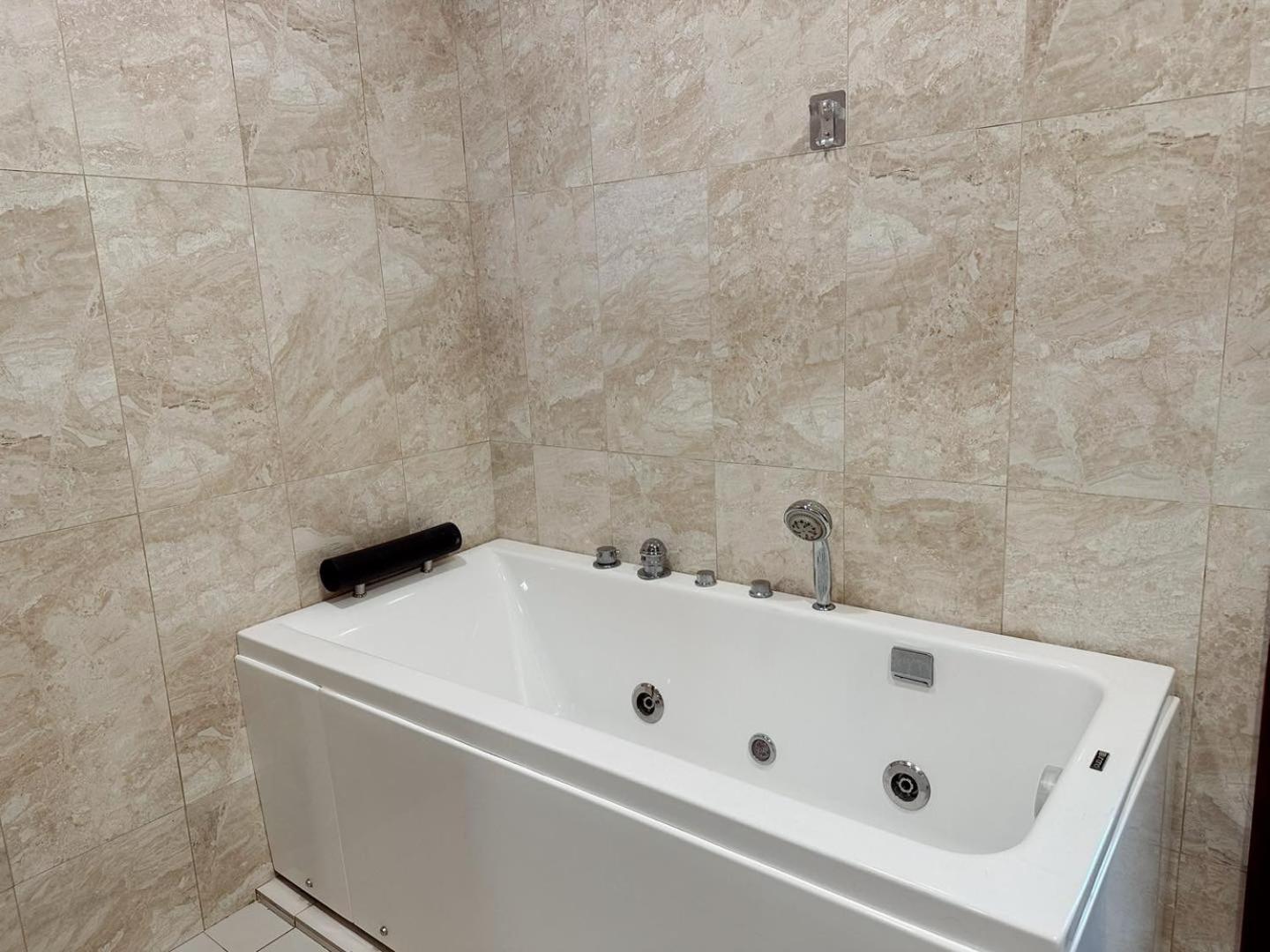 Paragon Jacuzzi Jchome By Mwm Apartment